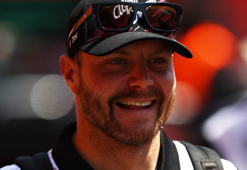 Боттас заработал 50 000 евро на благотворительность, продав фотографии своей задницы