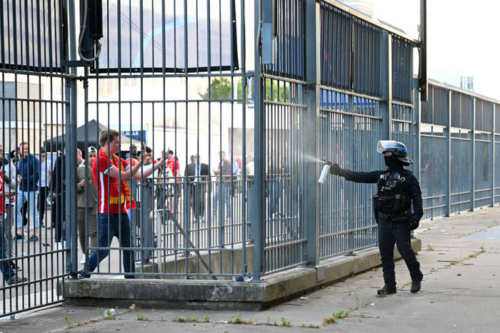 Полиция применила слезоточивый газ около стадиона