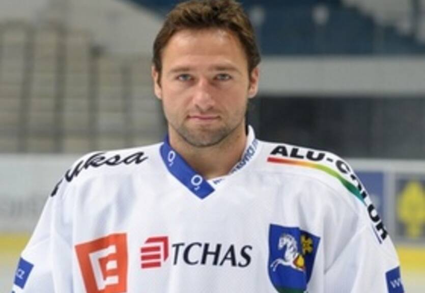 Автомобилист подписывает защитников