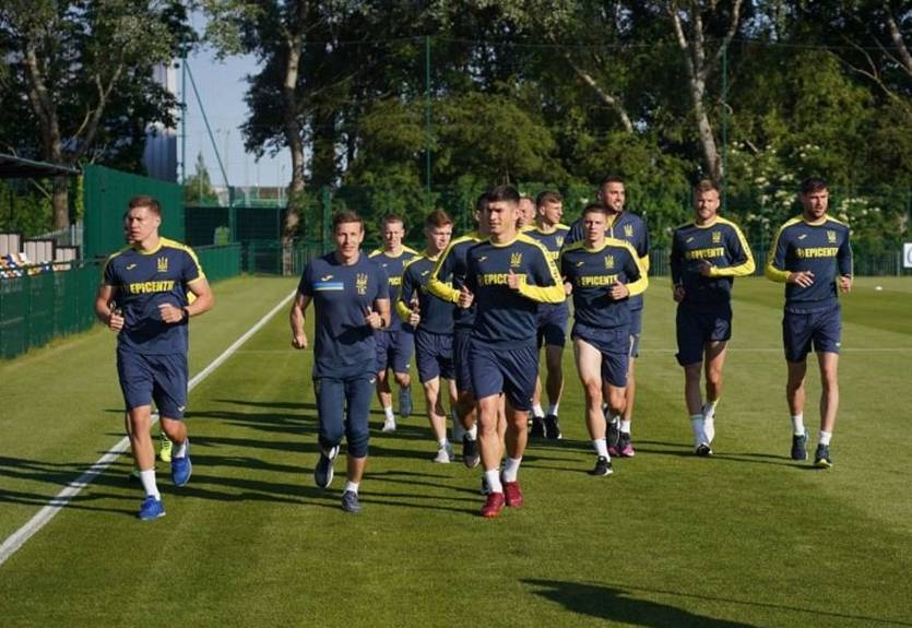 Сборная Украины прилетела в Кардифф и начала подготовку к матчу с Уэльсом