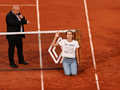 Активистка прервала полуфинал Ролан Гаррос, приковав себя к сетке