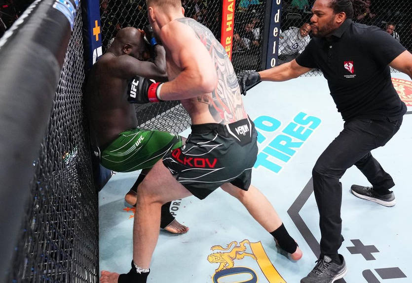 UFC Fight Night 207: Волков нокаутировал Розенстрайка, Алмейдо победил Тризано