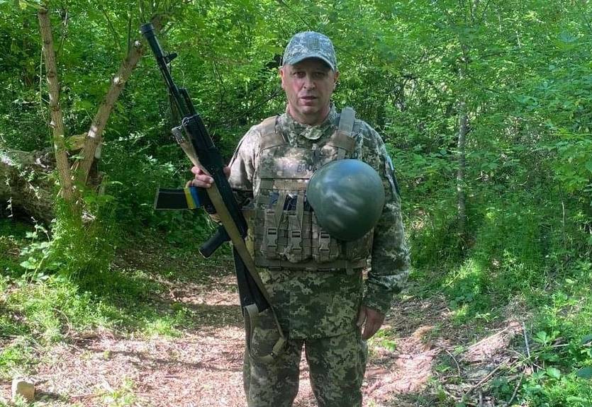 Юрий Вернидуб собирает деньги на внедорожники для ВСУ, выставив на аукцион футболку и марку