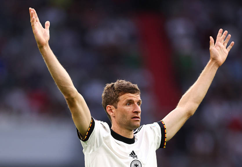 Німеччина у матчі з Англією грає у футболках жіночої збірної