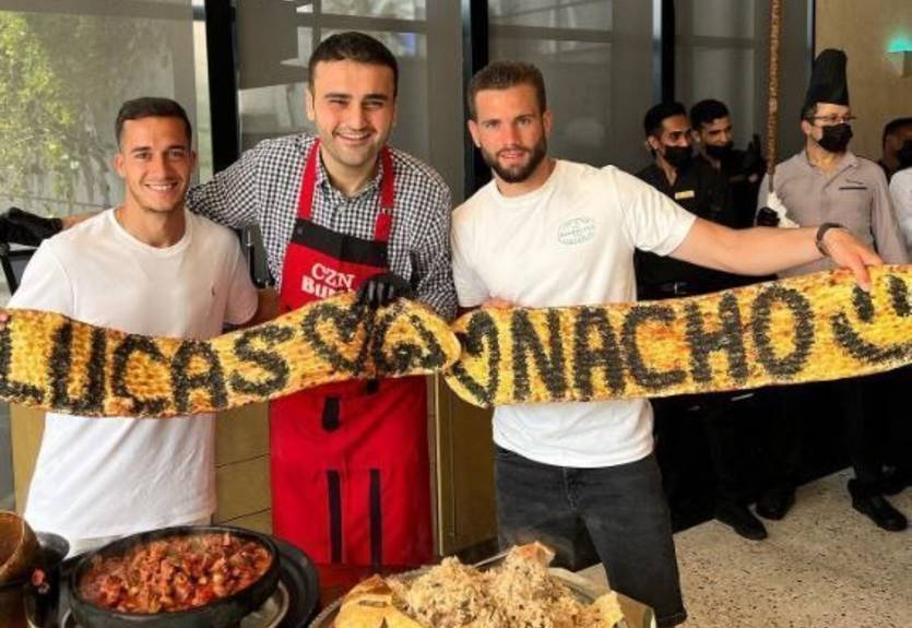 Лукас Васкес и Начо показали свое кулинарное мастерство в ресторане известного шеф-повара