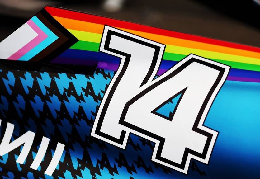 На болідах Альпін увесь червень будуть райдужні прапори На болідах Альпін увесь червень будуть райдужні прапори