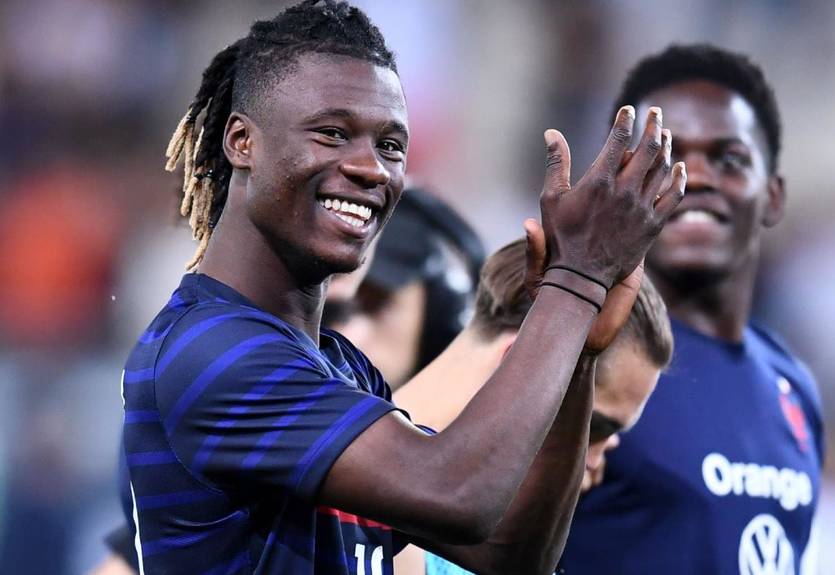 Камавінга відвідав роздягальню України U-21, вручивши пам'ятні подарунки Камавінга відвідав роздягальню України U-21, вручивши пам'ятні подарунки