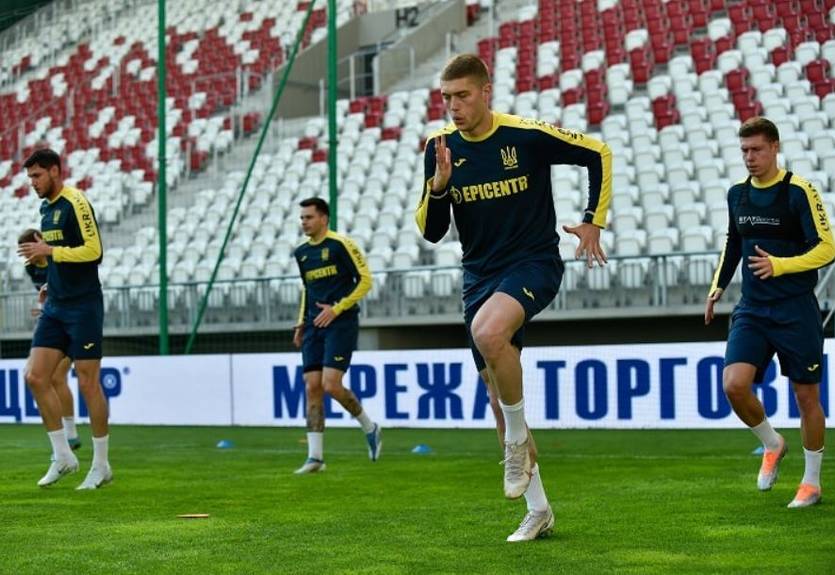 Сборная Украины провела тренировку на стадионе в Лодзе перед матчем с Арменией