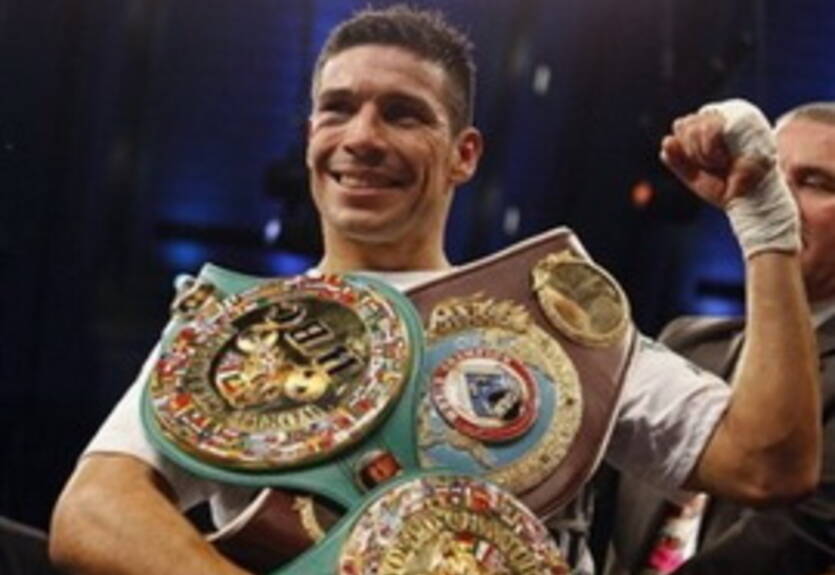 Мартинес отказался от пояса в первом среднем весе