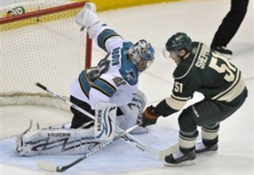 Дикари продлили форварда