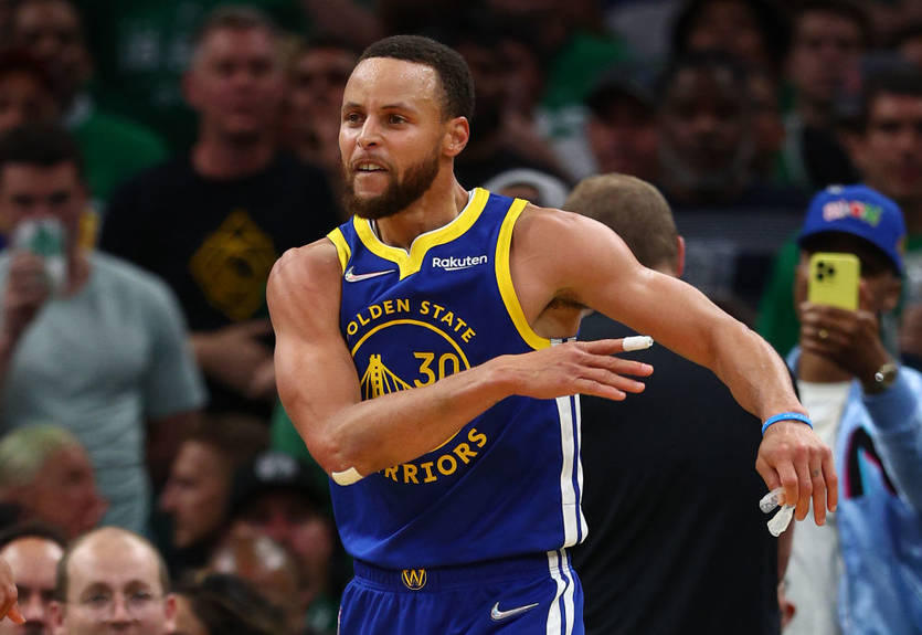 Трехочковый Карри - среди лучших моментов шестого матча финальной серии плей-офф НБА Трехочковый Карри - среди лучших моментов шестого матча финальной серии плей-офф НБА