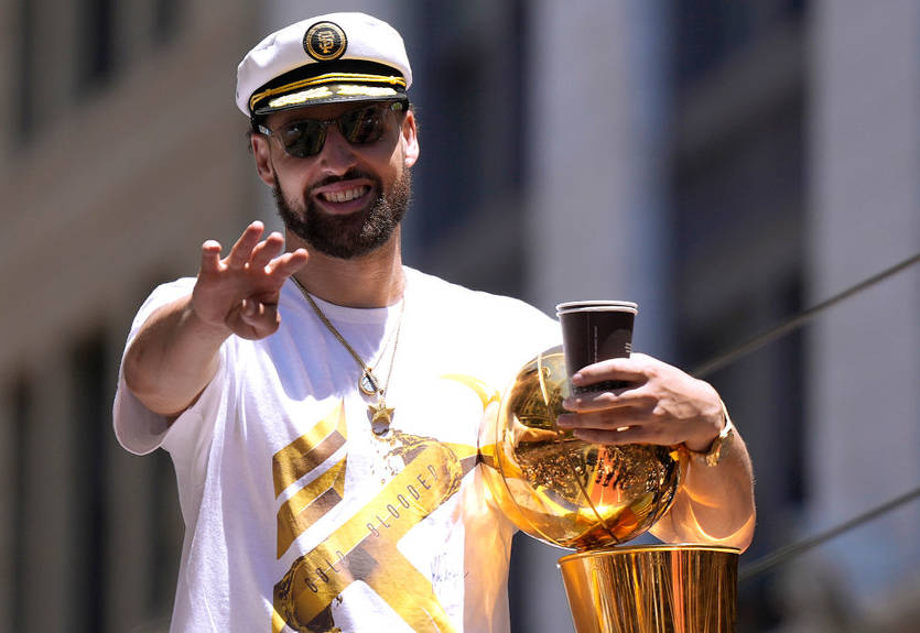 Сбил фанатку, чуть не потерял чемпионский перстень: как Томпсон отметился на параде Голден Стэйт