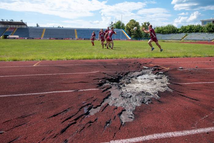 Регбійний клуб Легіон ХIII тренується на пошкодженому ракетами стадіоні Динамо (Харків)