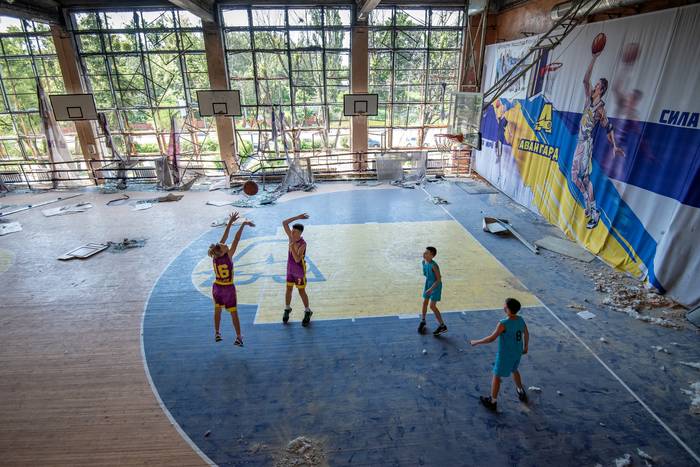 Баскетболісти у пошкодженому спорткомплексі Авангард (Київ)