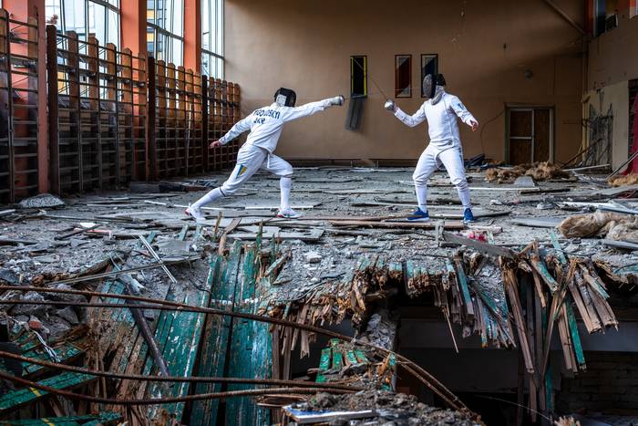 Фехтувальники у повністю зруйнованій залі Уніфехт (Харків)