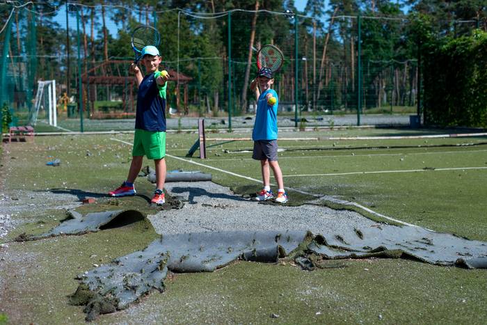 Юні тенісисти на корті Центру федерації тенісу України в Ірпені