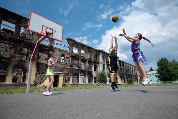Діти тренуються на баскетбольному майданчику близько 134 харківської школи