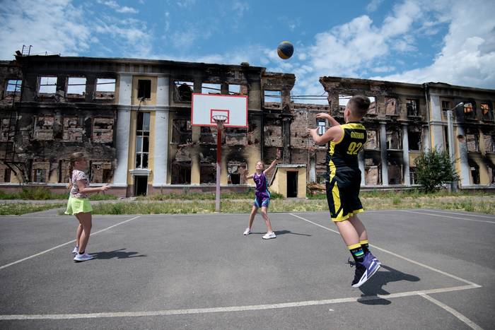 Діти тренуються на баскетбольному майданчику близько 134 харківської школи