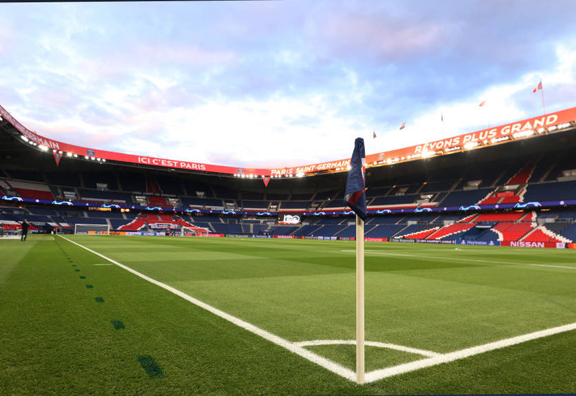 ПСЖ нанял необычную охрану для защиты газона домашнего стадиона ПСЖ нанял необычную охрану для защиты газона домашнего стадиона