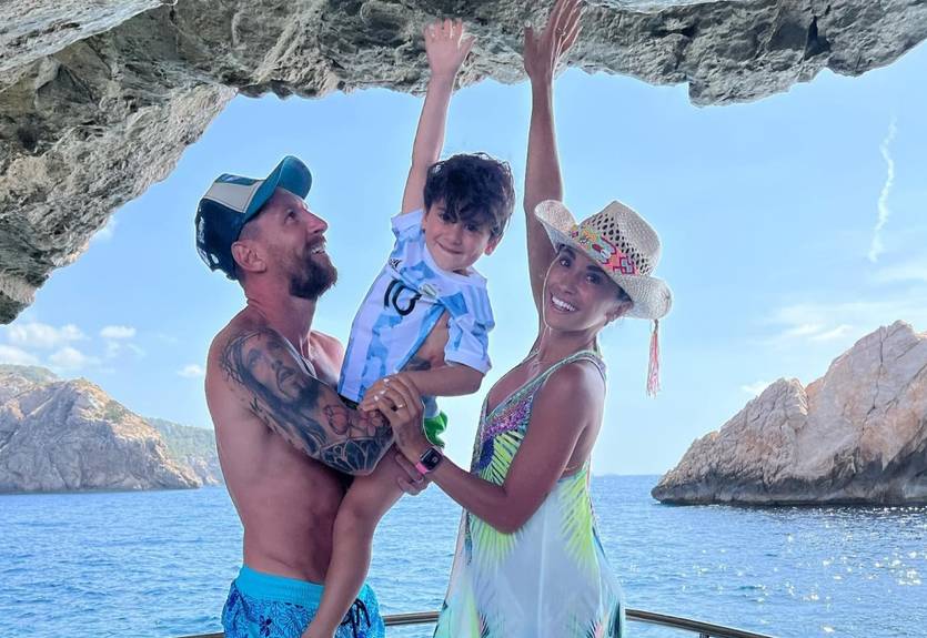 Месси с семьей и в компании Суареса и Фабрегаса покатались на яхте