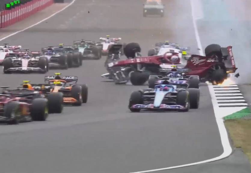На старті Гран-прі Великобританії сталася страшна аварія за участю багатьох гонщиків