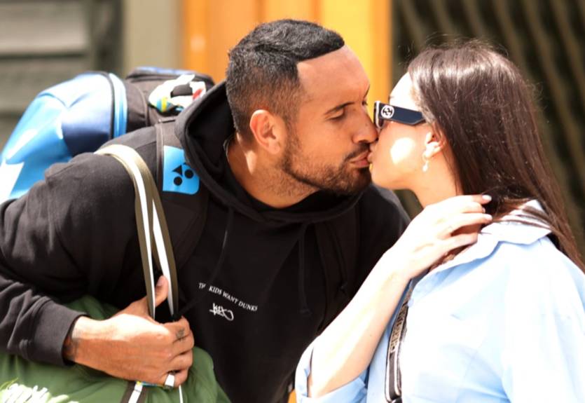 Кірьос насолоджується життям із дівчиною до суду за звинуваченням у нападі на колишню