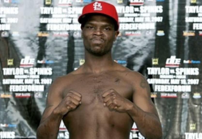 Бой Спинкса отложен