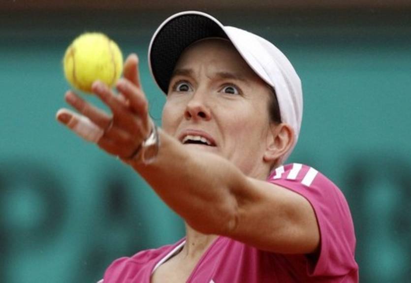 Энен обыгрывает Шарапову и выходит в четвертый круг