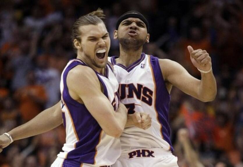 Скамейка Финикса сравнивает счет в серии