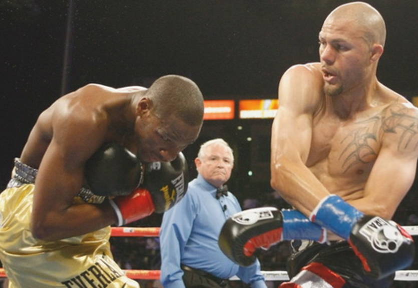 Уильямс отправил Цинтрона за пределы ринга