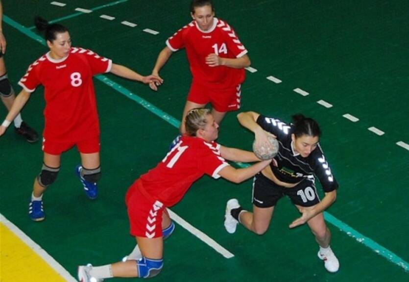 Гандбол. Женская Суперлига: призеры определены, неявки продолжаются