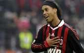 Роналдиньо согласен продлить контракт с Миланом