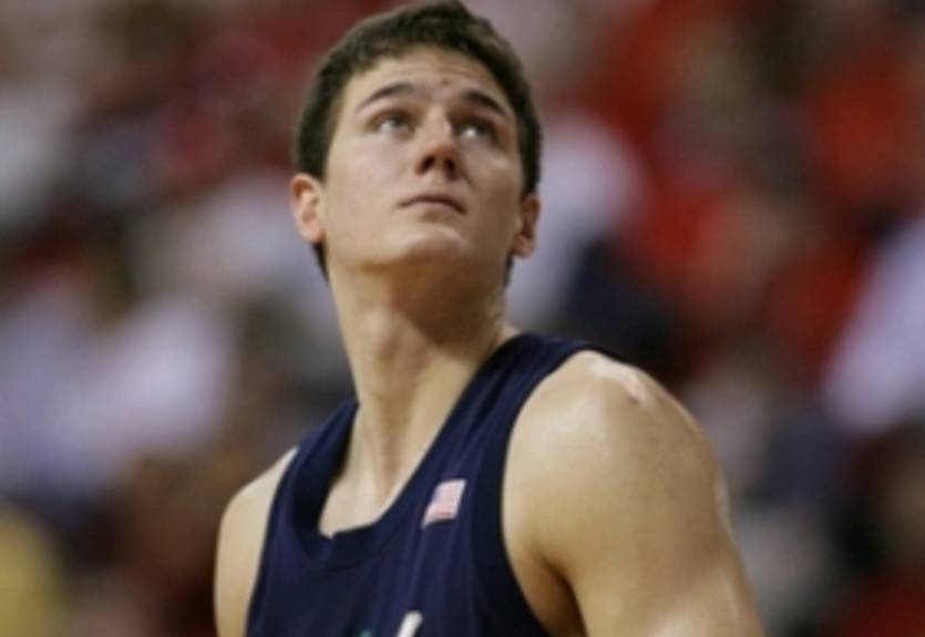 Чикаго подписывает форварда, отпуская центрового