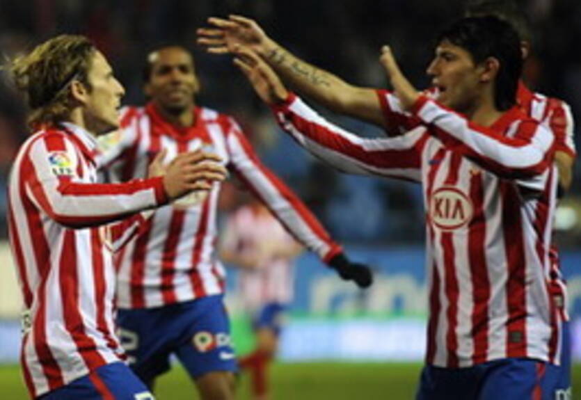 Форлан предпочитает Агуэро Лионелю Месси