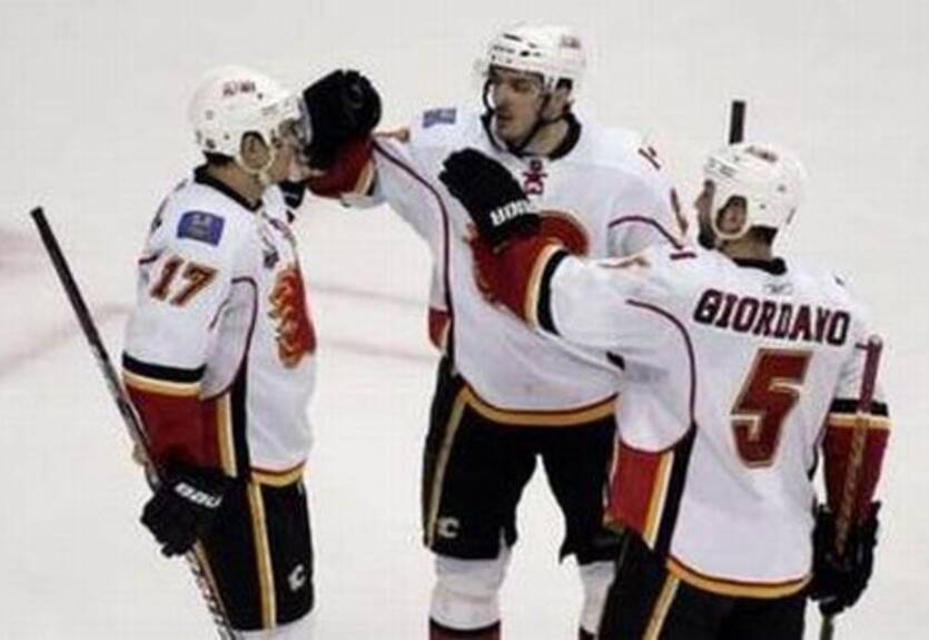 НХЛ. Калгари выигрывает, Колорадо проигрывает