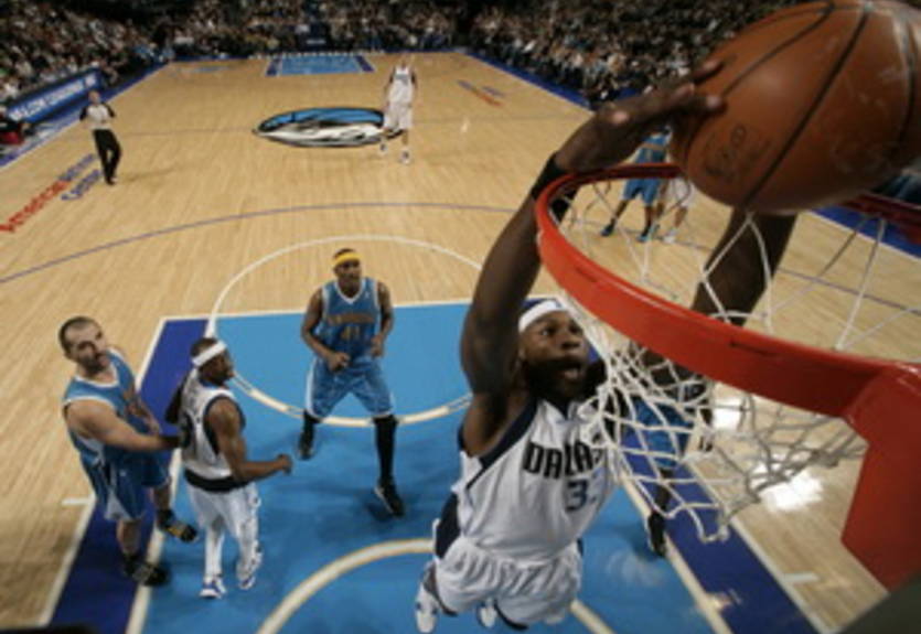 Центровой Далласа не доиграл матч против Кингз