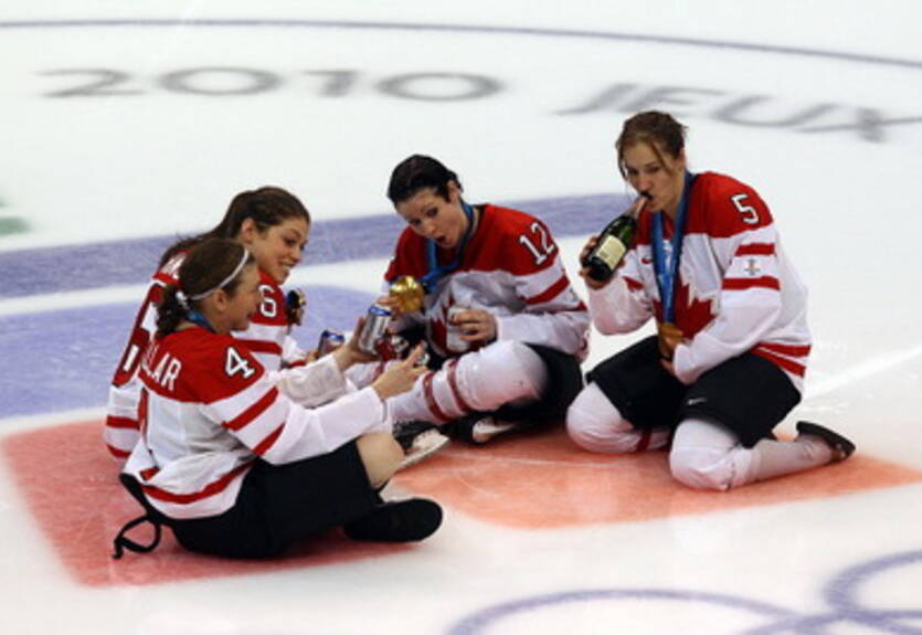 Канадские хоккеистки отметили победу с пивом и сигарами