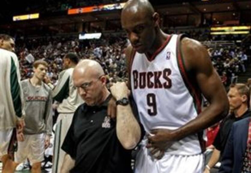 Центровой Милуоки выбыл на 6 недель