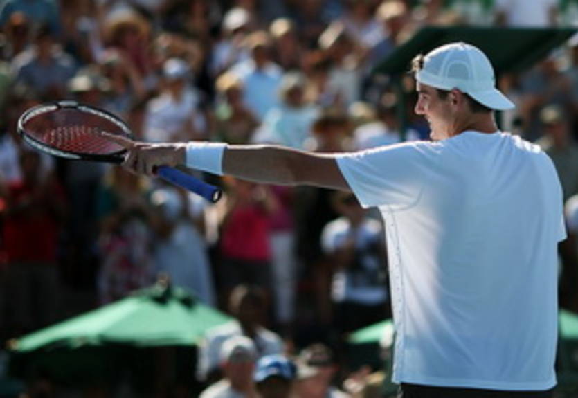 Изнер выигрывает турнир в Окленде