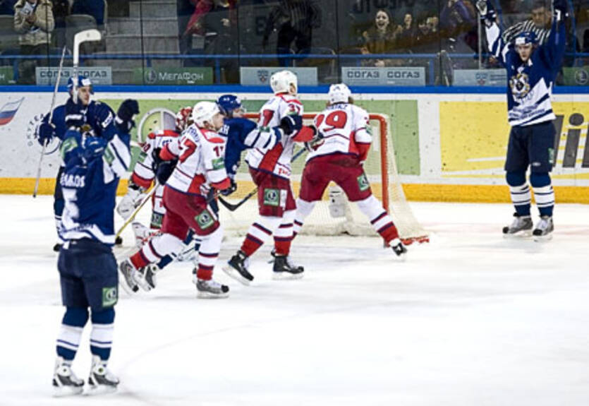 Обзор 80-го игрового дня КХЛ: две шайбы воспитанников украинского хоккея не помогли Локо