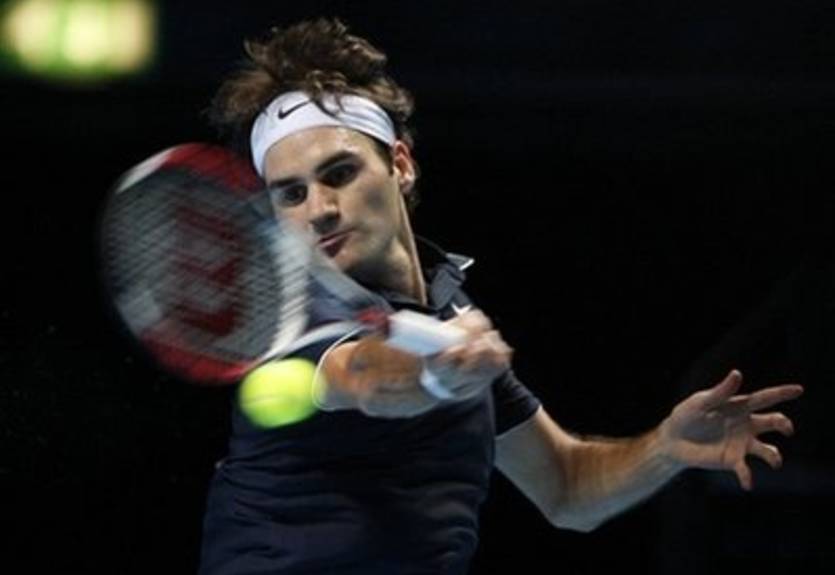 Федерер начинает с тяжелой победы