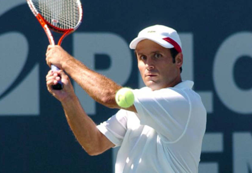 Держась за теннис двумя руками