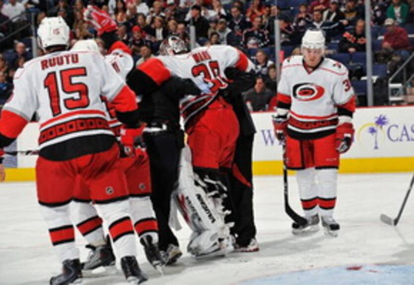 Вратаря Каролины порезали коньком