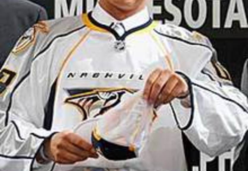 Уилсон забрасывает первую шайбу в НХЛ