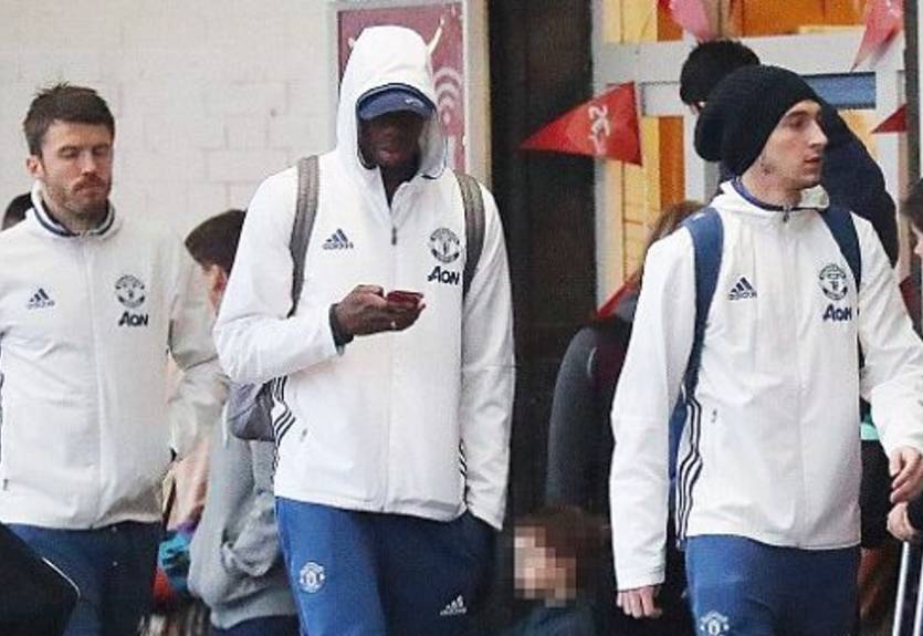 Манчестер Юнайтед на поезде отправился на игру с Челси