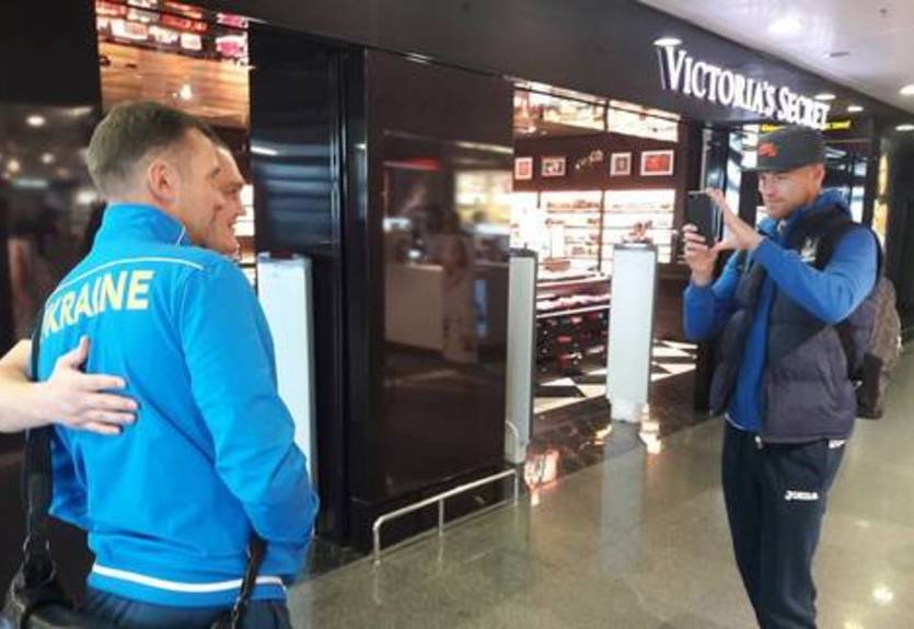 Фанат набрался смелости и попросил Шевченко сфотографировать его с Ярмоленко