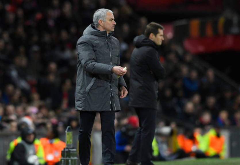 Моуринью объяснил, зачем дал банан Рохо во время матча с Ростовом