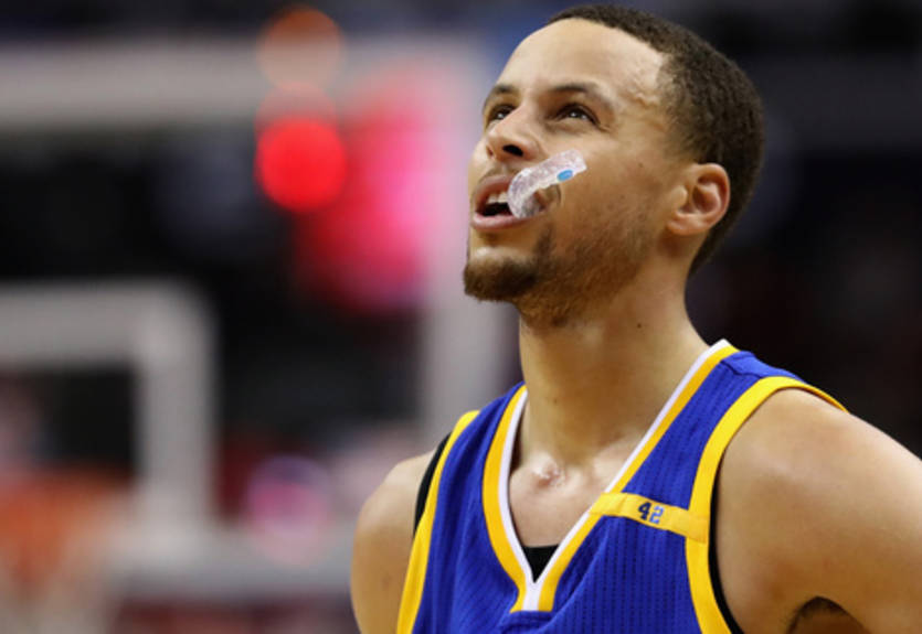 Карри получил в подарок оригинальный торт с капой