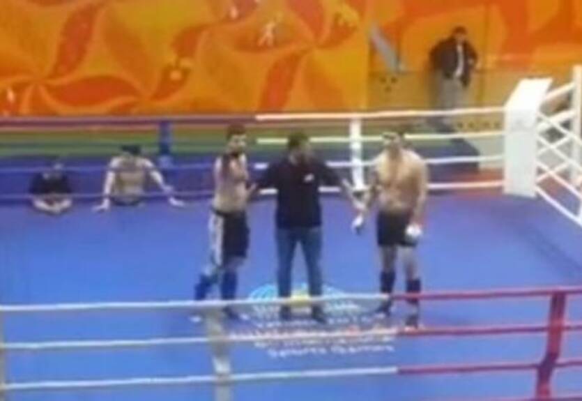 В России бойца ММА дисквалифицировали на год за средний палец зрителям