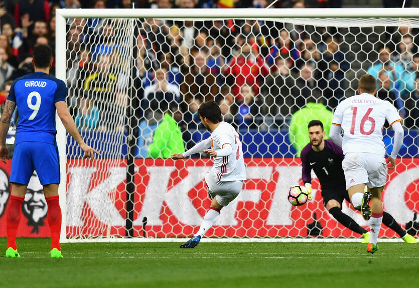 Жиру подсказал своему вратарю, куда испанец Сильва будет бить пенальти